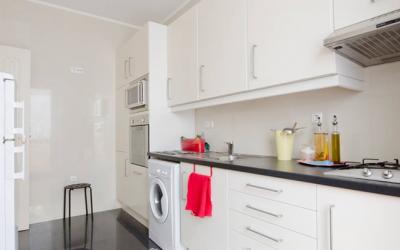 Apartamento T2 recuperado, perto de transportes, comércio e serviços.